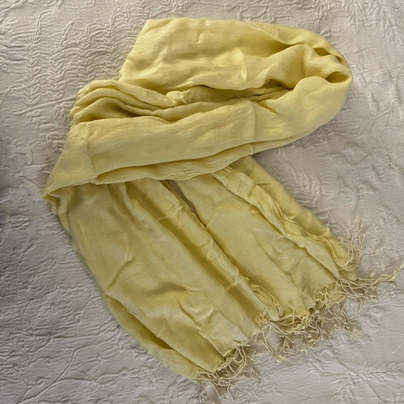 Two scarves or shawls. - Picture 5 of 10